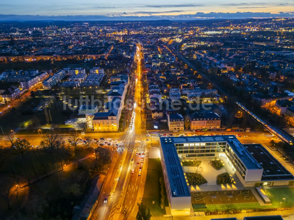 Dresden bei Nacht aus der Vogelperspektive: Nachtluftbild Schulgebäude Gemeinschaftsschule Campus Cordis in Dresden im Bundesland Sachsen, Deutschland