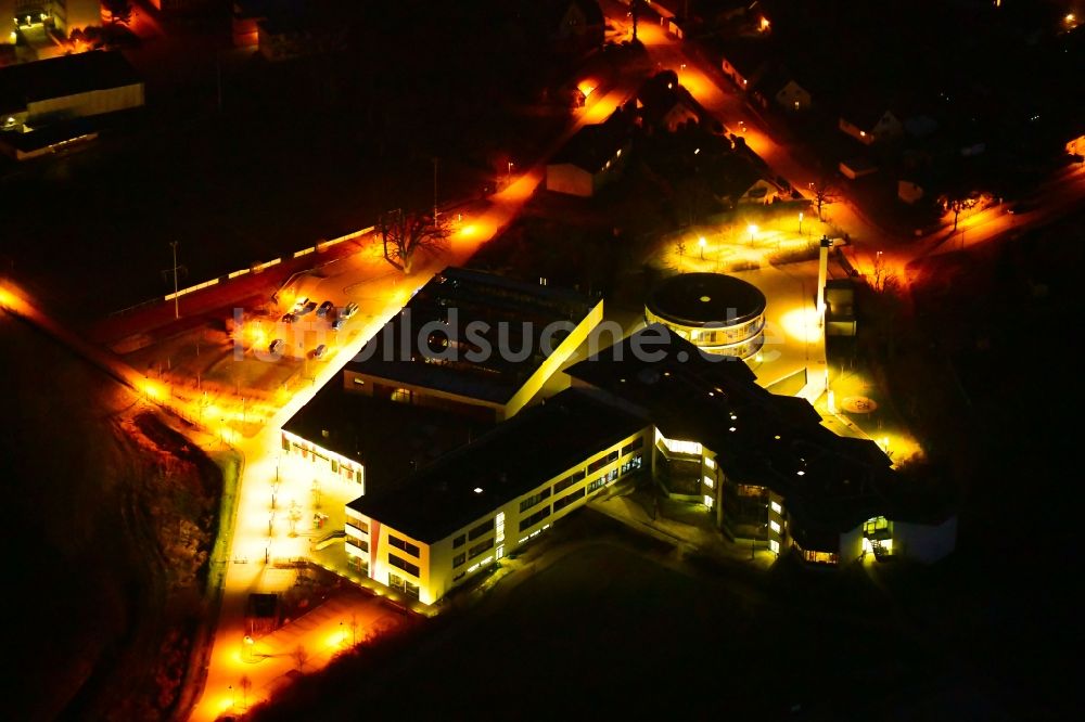 Nachtluftbild Mühlenbecker Land - Nachtluftbild Schulgebäude der Käthe-Kollwitz-Gesamtschule im Ortsteil Mühlenbeck in Mühlenbecker Land im Bundesland Brandenburg, Deutschland