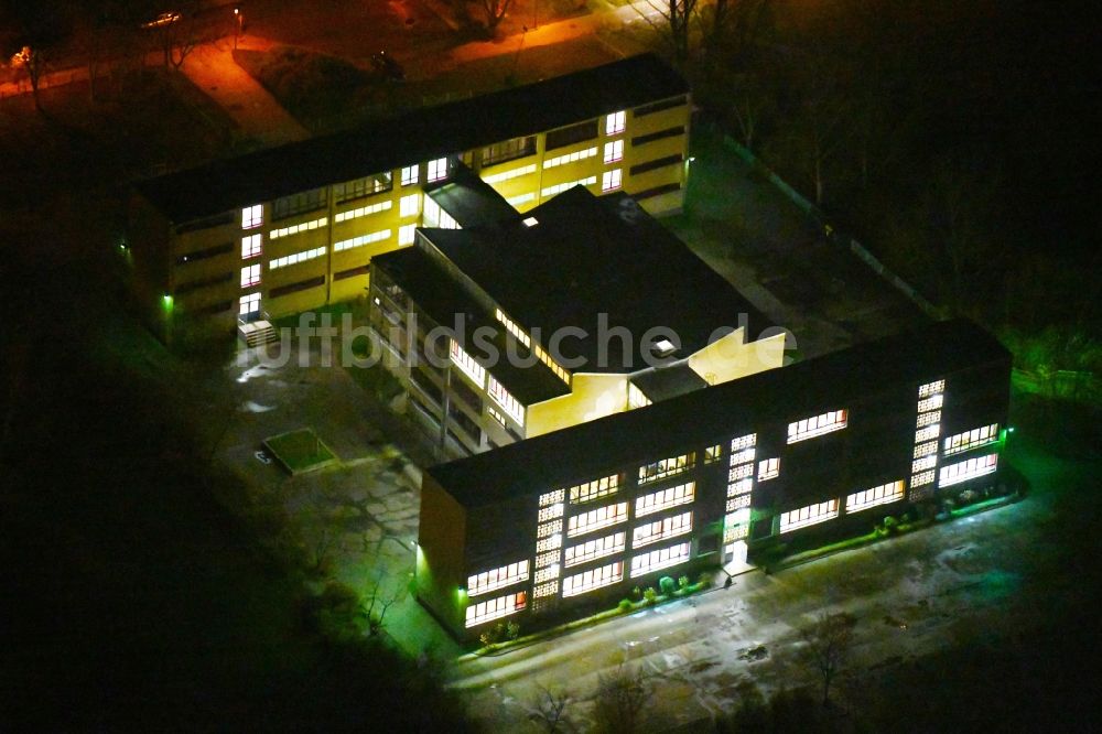 Nachtluftbild Halle (Saale) - Nachtluftbild Schulgebäude der Zweite Integrierte Gesamtschule Halle - 2.IGS an der Rigaer Straße in Halle (Saale) im Bundesland Sachsen-Anhalt, Deutschland