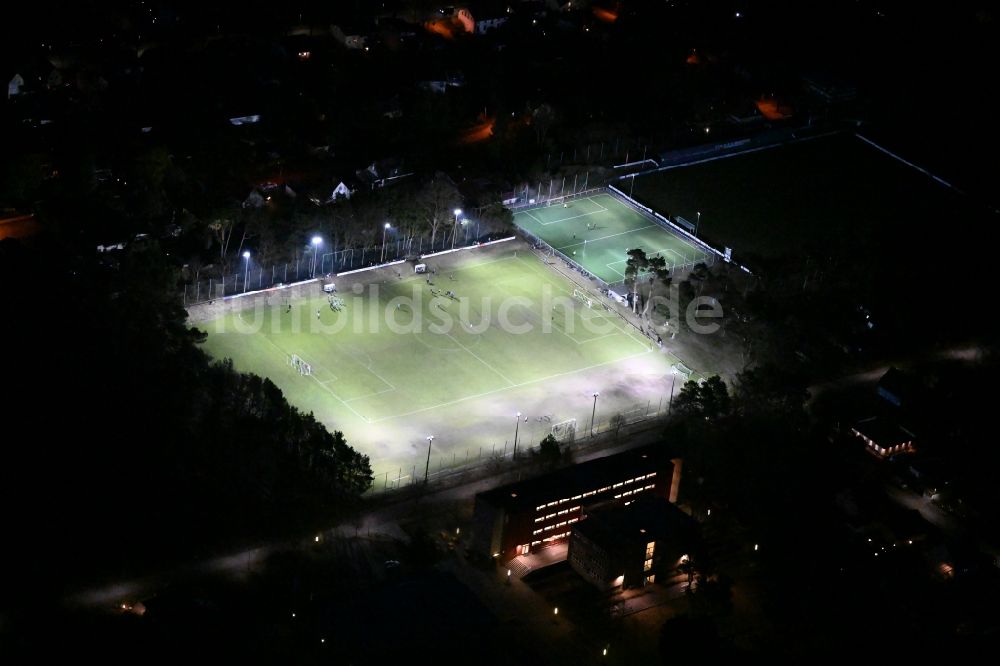 Nacht-Luftaufnahme Oranienburg - Nachtluftbild Schulgelände mit Sportplatz Jean-Clermont-Schule in Oranienburg im Bundesland Brandenburg, Deutschland