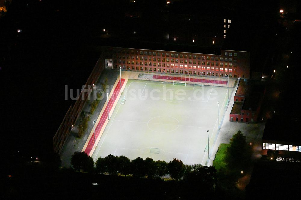 Nachtluftbild Berlin - Nachtluftbild Schulgelände mit Sportplatz Wilhelm-Ostwald-Schule Oberstufenzentrum in Berlin, Deutschland