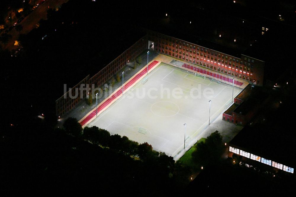 Nacht-Luftaufnahme Berlin - Nachtluftbild Schulgelände mit Sportplatz Wilhelm-Ostwald-Schule Oberstufenzentrum in Berlin, Deutschland