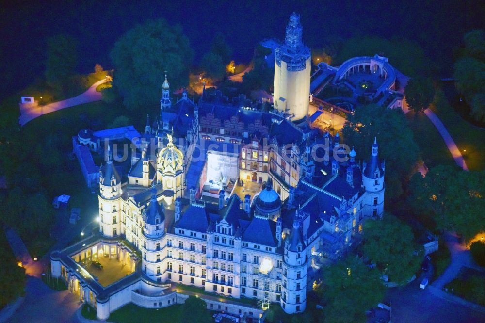 Schwerin bei Nacht aus der Vogelperspektive: Nachtluftbild Schweriner Schloß , Sitz des Landtages in der Landeshauptstadt von Mecklenburg-Vorpommern