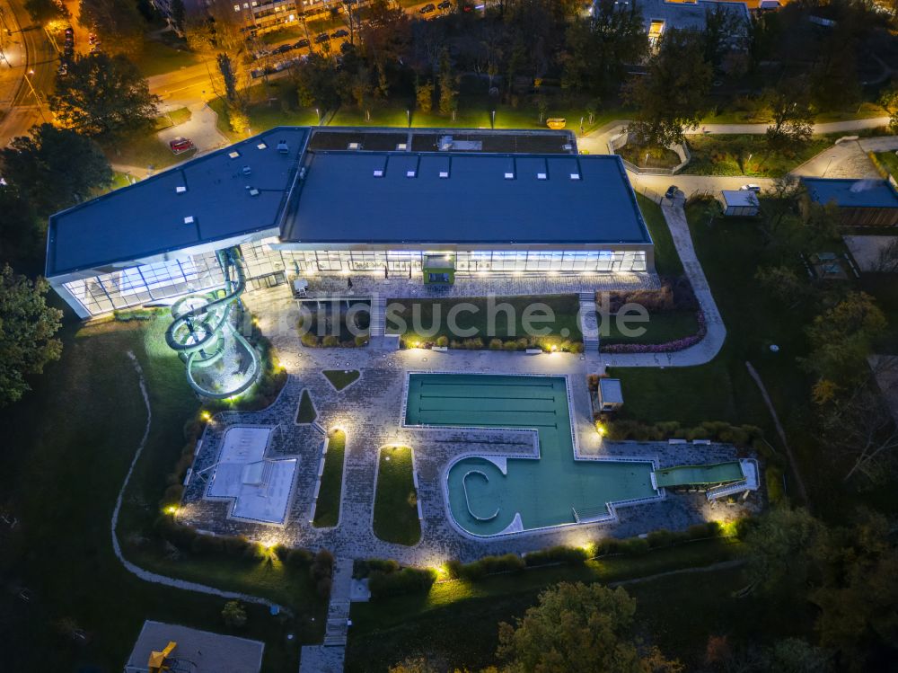 Nacht-Luftaufnahme Dresden - Nachtluftbild Schwimmbecken des Freibades Freibad Prohlis in Dresden im Bundesland Sachsen, Deutschland