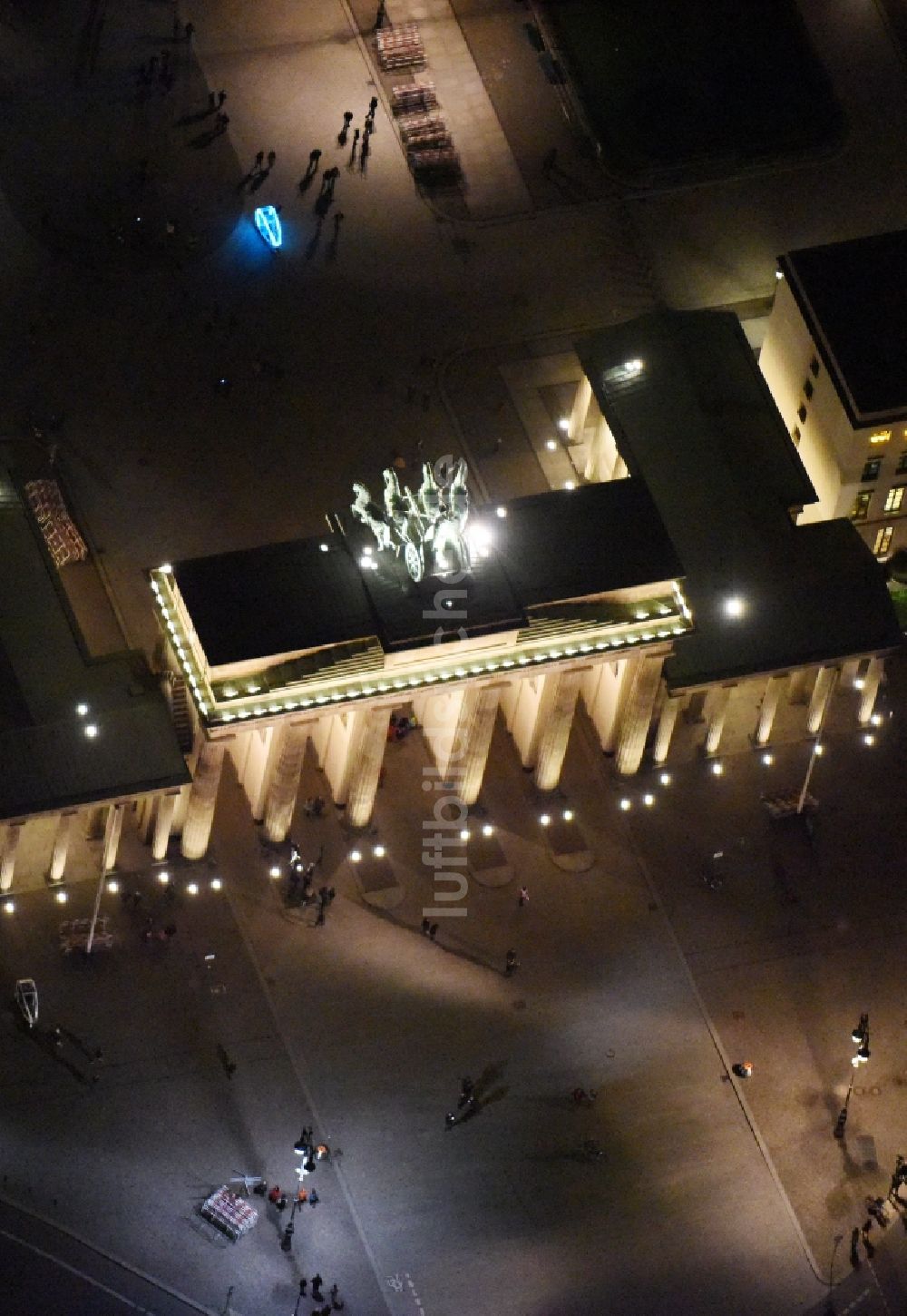 Berlin bei Nacht aus der Vogelperspektive: Nachtluftbild Sehenswürdigkeit und Wahrzeichen Brandenburger Tor am Pariser Platz im Ortsteil Mitte von Berlin