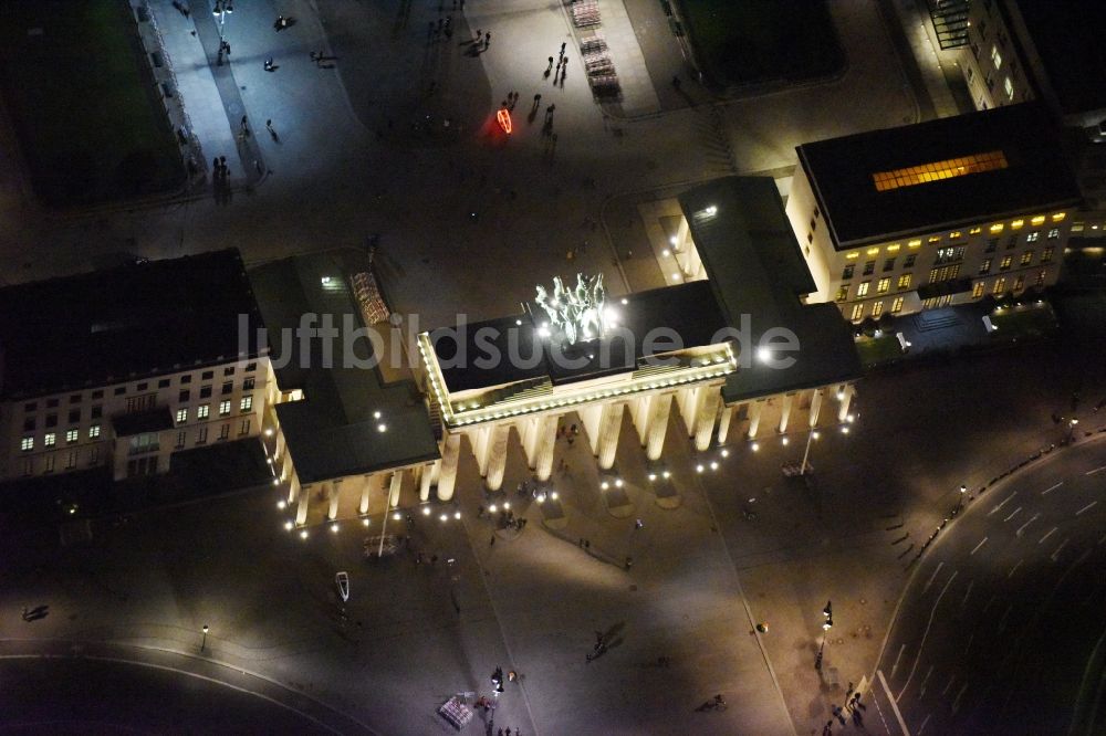 Nachtluftbild Berlin - Nachtluftbild Sehenswürdigkeit und Wahrzeichen Brandenburger Tor am Pariser Platz im Ortsteil Mitte von Berlin