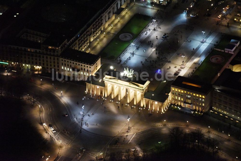 Berlin bei Nacht aus der Vogelperspektive: Nachtluftbild Sehenswürdigkeit und Wahrzeichen Brandenburger Tor am Pariser Platz im Ortsteil Mitte von Berlin