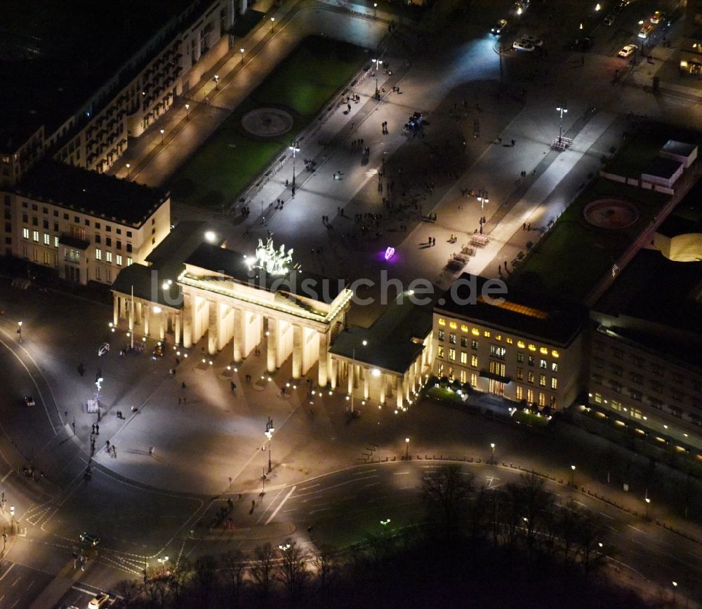 Nachtluftbild Berlin - Nachtluftbild Sehenswürdigkeit und Wahrzeichen Brandenburger Tor am Pariser Platz im Ortsteil Mitte von Berlin