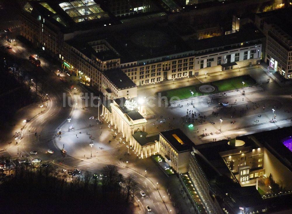 Nacht-Luftaufnahme Berlin - Nachtluftbild Sehenswürdigkeit und Wahrzeichen Brandenburger Tor am Pariser Platz im Ortsteil Mitte von Berlin