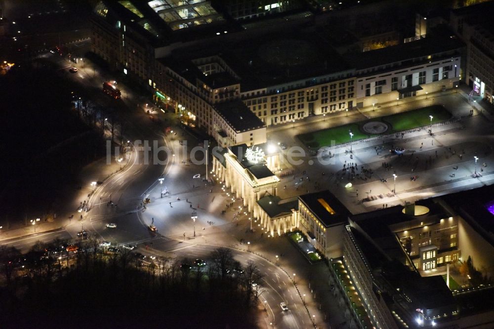 Berlin bei Nacht von oben - Nachtluftbild Sehenswürdigkeit und Wahrzeichen Brandenburger Tor am Pariser Platz im Ortsteil Mitte von Berlin