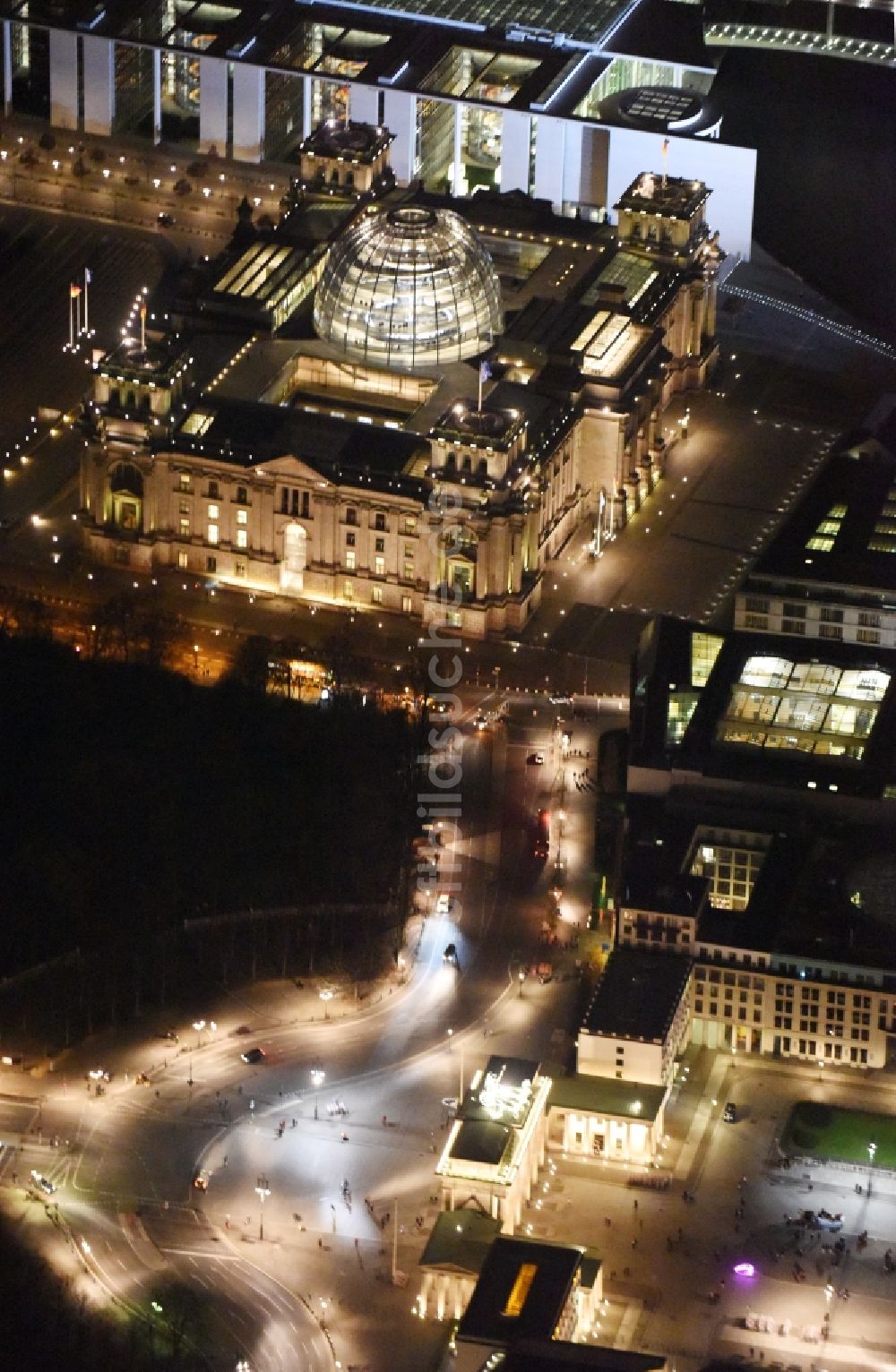 Nachtluftbild Berlin - Nachtluftbild Sehenswürdigkeit und Wahrzeichen Brandenburger Tor am Pariser Platz im Ortsteil Mitte von Berlin