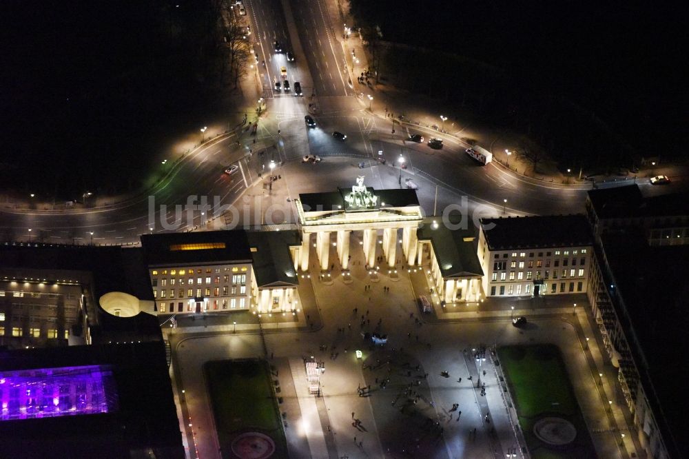 Nacht-Luftaufnahme Berlin - Nachtluftbild Sehenswürdigkeit und Wahrzeichen Brandenburger Tor am Pariser Platz im Ortsteil Mitte von Berlin