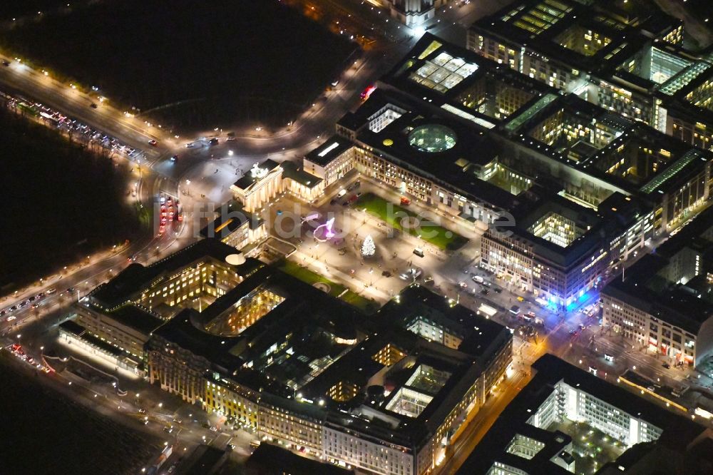 Berlin bei Nacht von oben - Nachtluftbild Sehenswürdigkeit und Wahrzeichen Brandenburger Tor am Pariser Platz im Ortsteil Mitte von Berlin