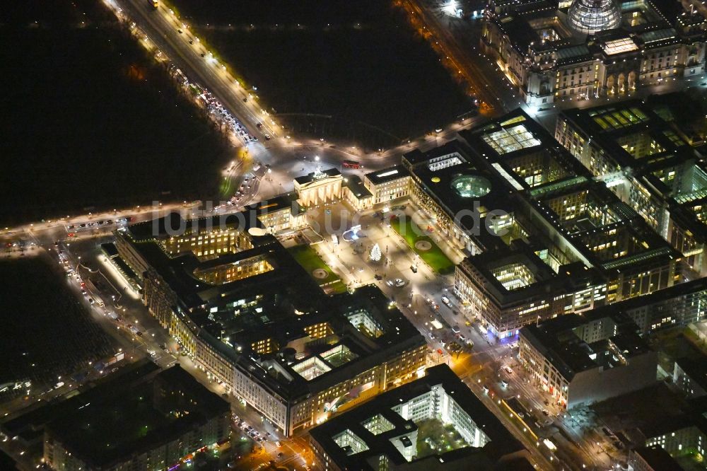 Nachtluftbild Berlin - Nachtluftbild Sehenswürdigkeit und Wahrzeichen Brandenburger Tor am Pariser Platz im Ortsteil Mitte von Berlin