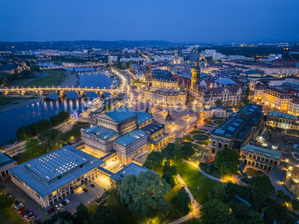 Dresden bei Nacht von oben - Nachtluftbild Semperoper am Theaterplatz in Dresden im Bundesland Sachsen, Deutschland