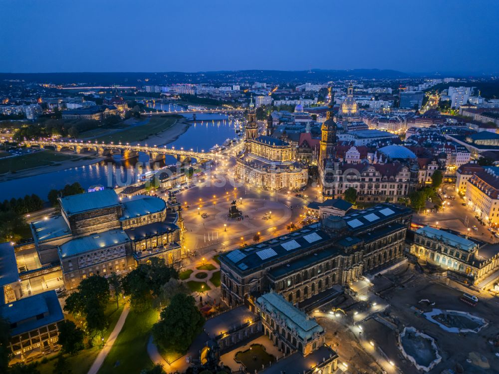 Dresden bei Nacht aus der Vogelperspektive: Nachtluftbild Semperoper am Theaterplatz in Dresden im Bundesland Sachsen, Deutschland