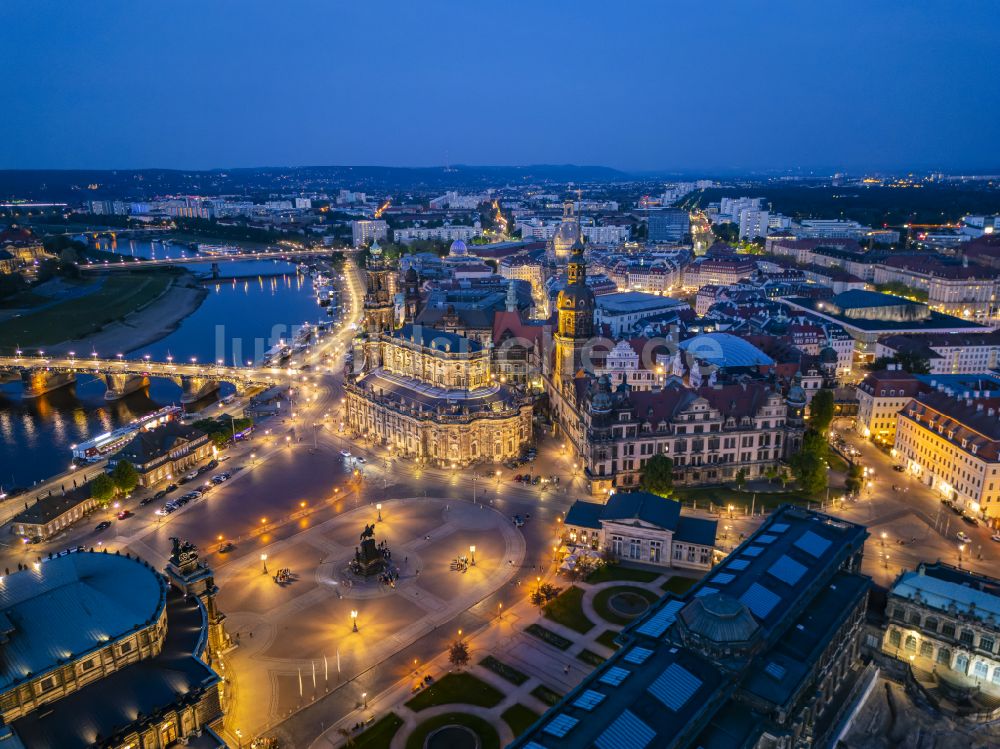 Nachtluftbild Dresden - Nachtluftbild Semperoper am Theaterplatz in Dresden im Bundesland Sachsen, Deutschland