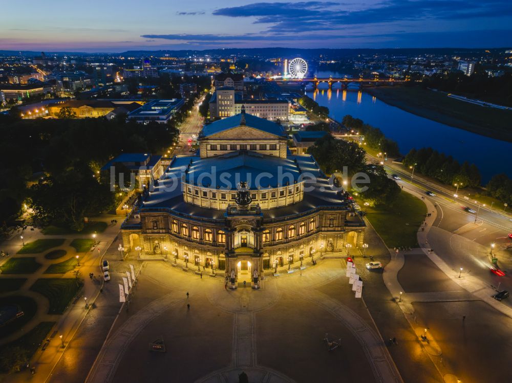 Dresden bei Nacht von oben - Nachtluftbild Semperoper am Theaterplatz in Dresden im Bundesland Sachsen, Deutschland