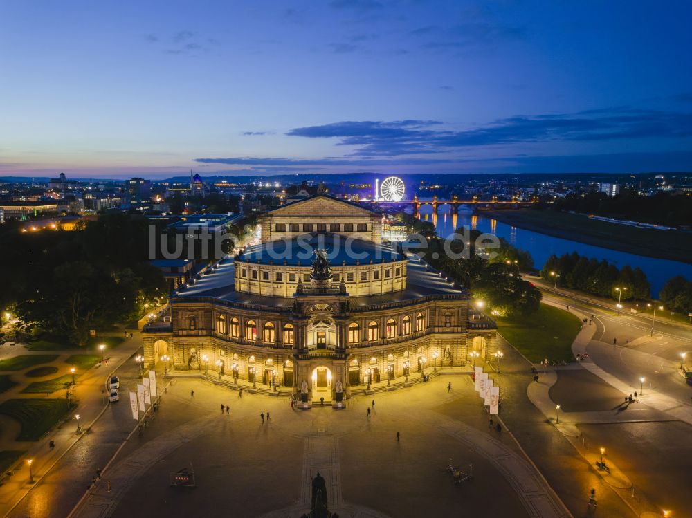 Dresden bei Nacht aus der Vogelperspektive: Nachtluftbild Semperoper am Theaterplatz in Dresden im Bundesland Sachsen, Deutschland