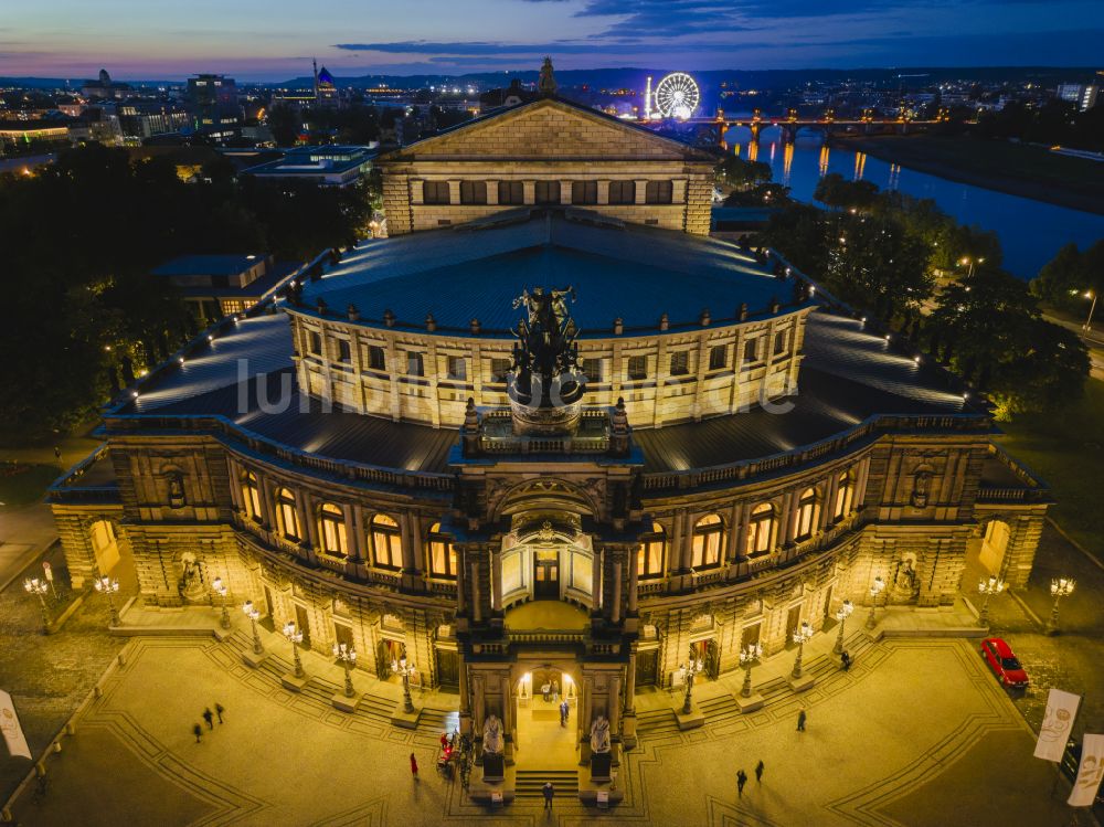 Nachtluftbild Dresden - Nachtluftbild Semperoper am Theaterplatz in Dresden im Bundesland Sachsen, Deutschland