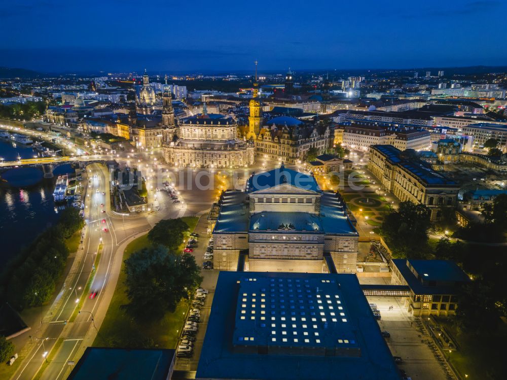 Nacht-Luftaufnahme Dresden - Nachtluftbild Semperoper am Theaterplatz in Dresden im Bundesland Sachsen, Deutschland