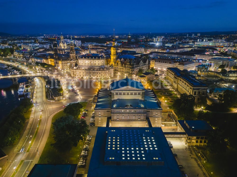 Dresden bei Nacht von oben - Nachtluftbild Semperoper am Theaterplatz in Dresden im Bundesland Sachsen, Deutschland