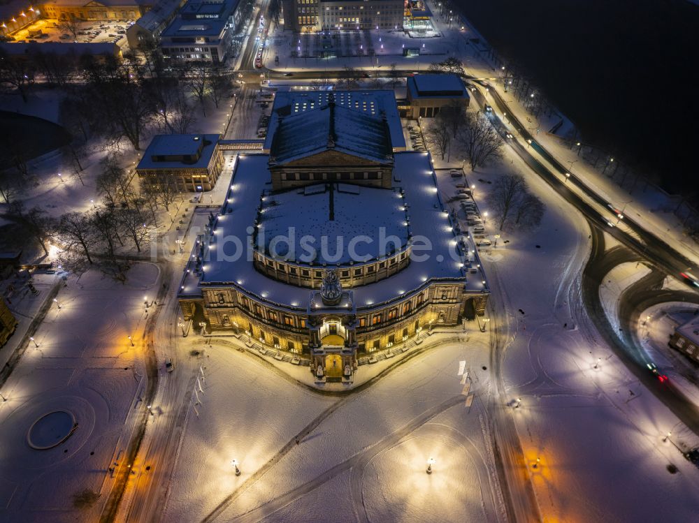 Nacht-Luftaufnahme Dresden - Nachtluftbild Semperoper am Theaterplatz in Dresden im Bundesland Sachsen, Deutschland