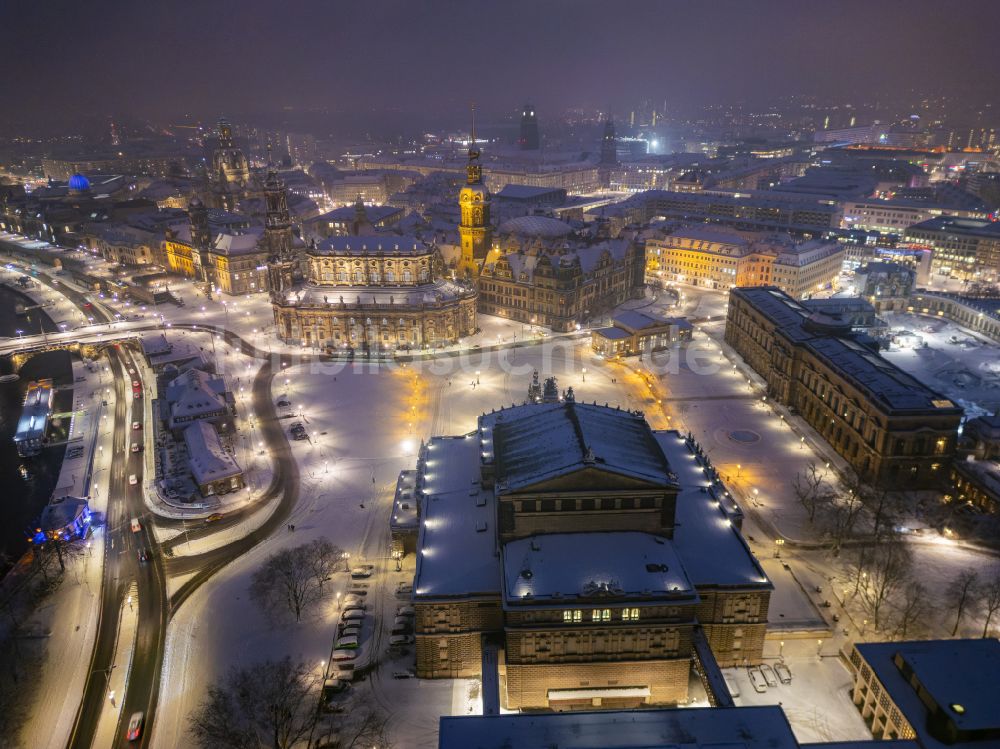 Dresden bei Nacht aus der Vogelperspektive: Nachtluftbild Semperoper am Theaterplatz in Dresden im Bundesland Sachsen, Deutschland