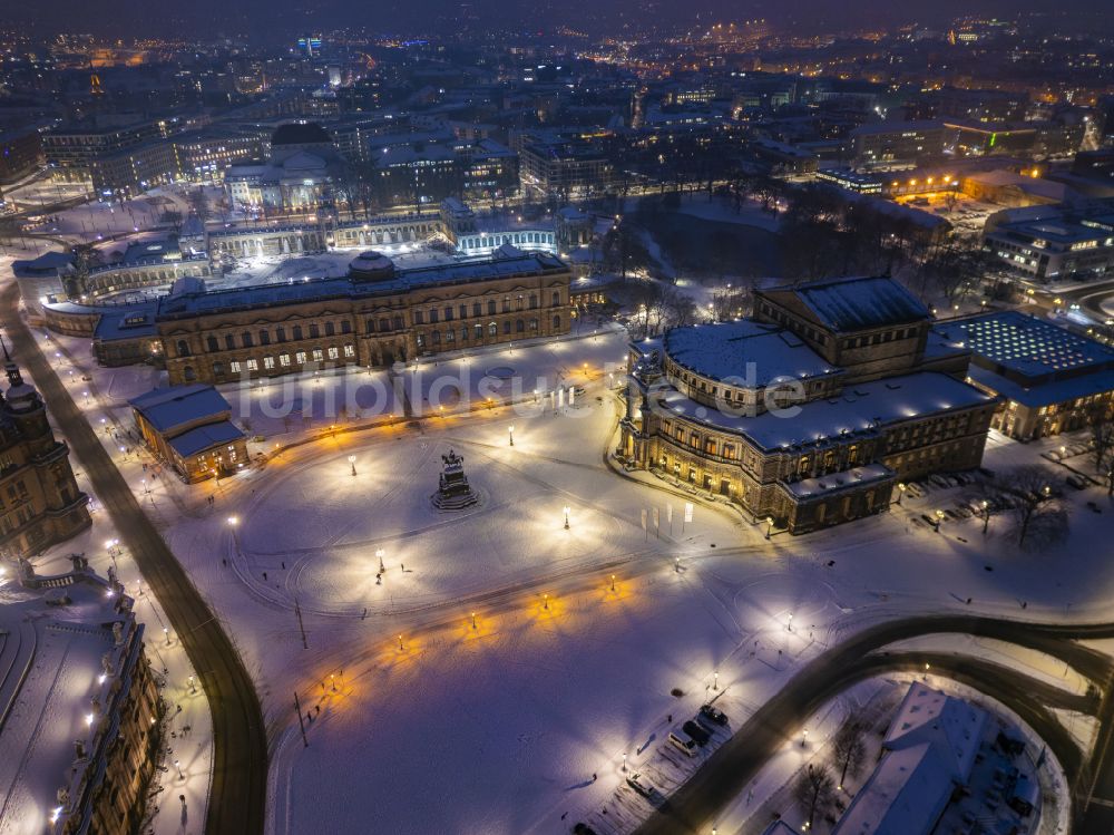 Nacht-Luftaufnahme Dresden - Nachtluftbild Semperoper am Theaterplatz in Dresden im Bundesland Sachsen, Deutschland