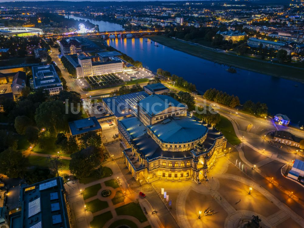 Dresden bei Nacht aus der Vogelperspektive: Nachtluftbild Semperoper am Theaterplatz in Dresden im Bundesland Sachsen, Deutschland