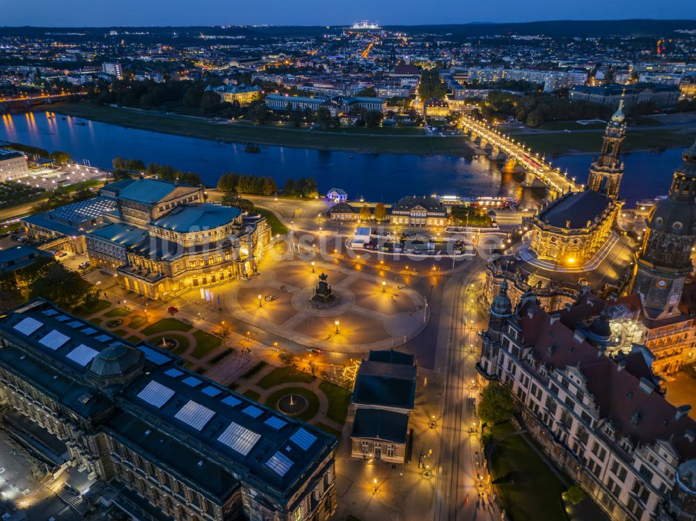 Nacht-Luftaufnahme Dresden - Nachtluftbild Semperoper am Theaterplatz in Dresden im Bundesland Sachsen, Deutschland