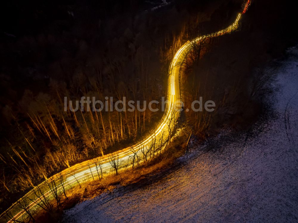 Nacht-Luftaufnahme Augustusburg - Nachtluftbild Serpentinenförmiger Kurvenverlauf einer Straßenführung mit Front- und Rücklichtern vorbeifahrender Fahrzeuge in Augustusburg im Bundesland Sachsen, Deutschland