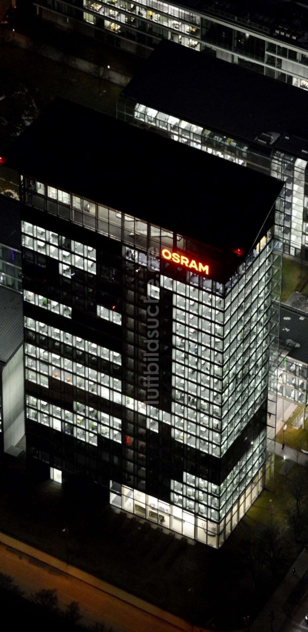 München bei Nacht aus der Vogelperspektive: Nachtluftbild Skyline Tower - Hochhaus der OSRAM GmbH in München im Bundesland Bayern, Deutschland