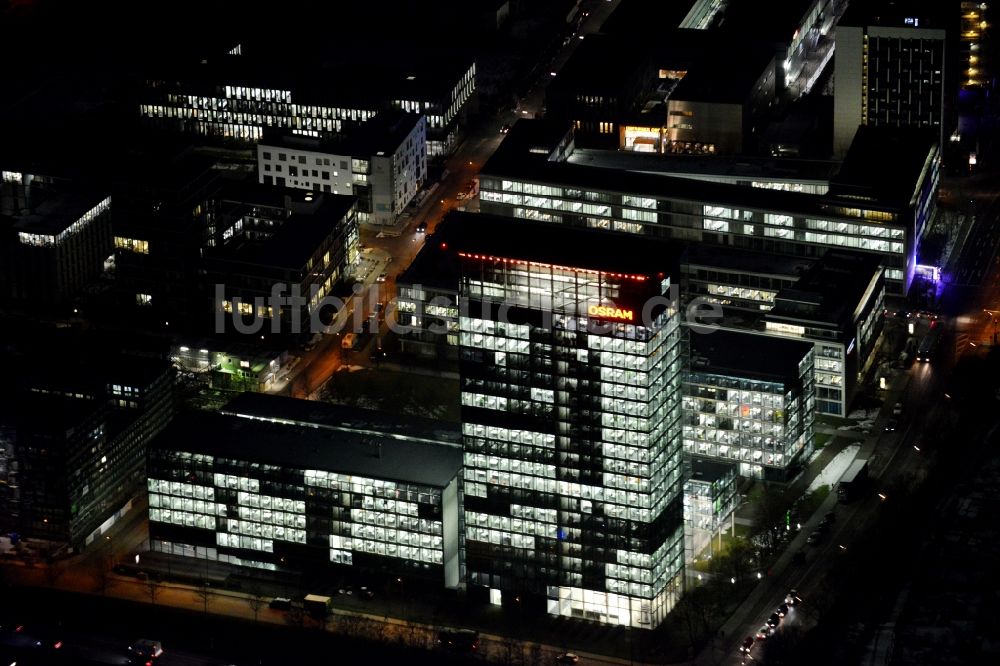 Nacht-Luftaufnahme München - Nachtluftbild Skyline Tower - Hochhaus der OSRAM GmbH in München im Bundesland Bayern, Deutschland