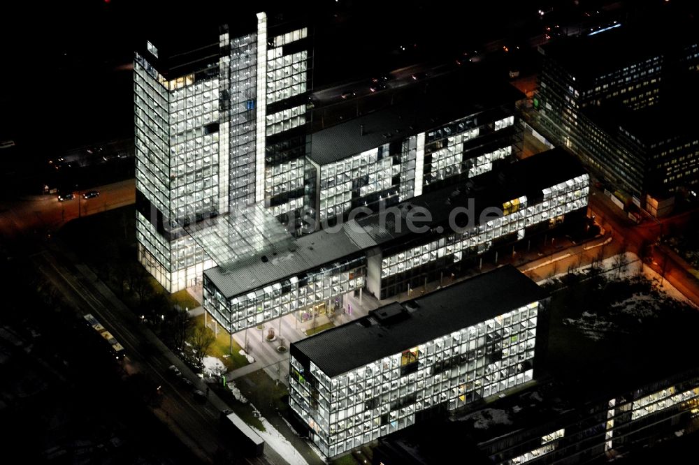 München bei Nacht von oben - Nachtluftbild Skyline Tower - Hochhaus der OSRAM GmbH in München im Bundesland Bayern, Deutschland