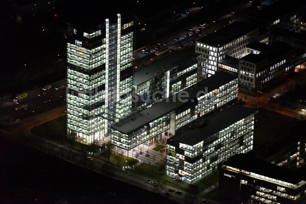 Nacht-Luftaufnahme München - Nachtluftbild Skyline Tower - Hochhaus der OSRAM GmbH in München im Bundesland Bayern, Deutschland