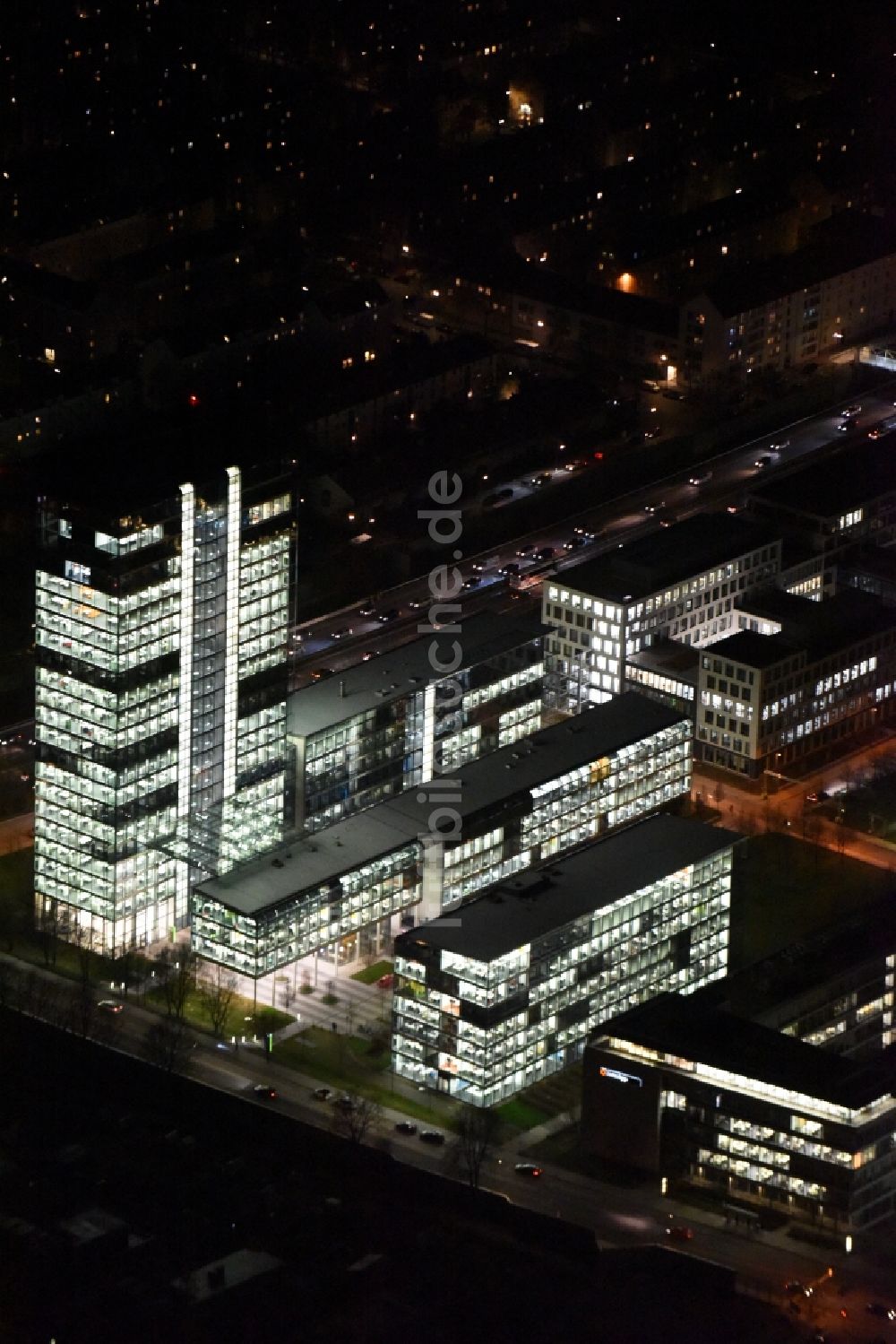 München bei Nacht von oben - Nachtluftbild Skyline Tower - Hochhaus der OSRAM GmbH in München im Bundesland Bayern, Deutschland