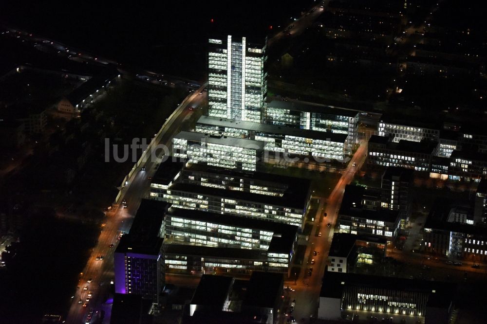 München bei Nacht aus der Vogelperspektive: Nachtluftbild Skyline Tower - Hochhaus der OSRAM GmbH in München im Bundesland Bayern, Deutschland