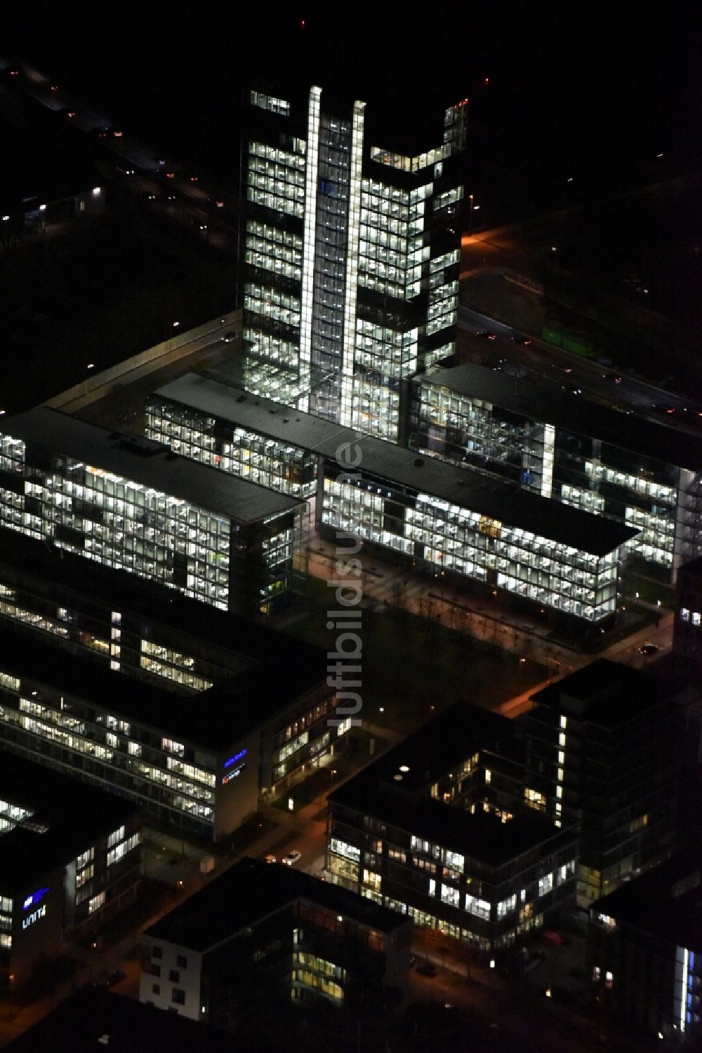 Nacht-Luftaufnahme München - Nachtluftbild Skyline Tower - Hochhaus der OSRAM GmbH in München im Bundesland Bayern, Deutschland