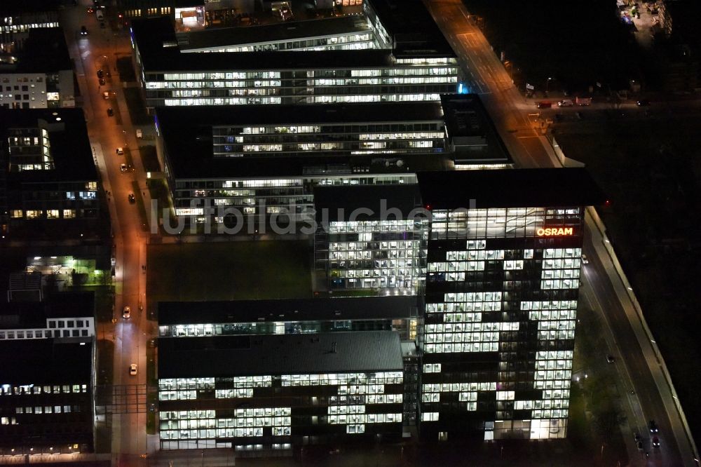 München bei Nacht von oben - Nachtluftbild Skyline Tower - Hochhaus der OSRAM GmbH in München im Bundesland Bayern, Deutschland