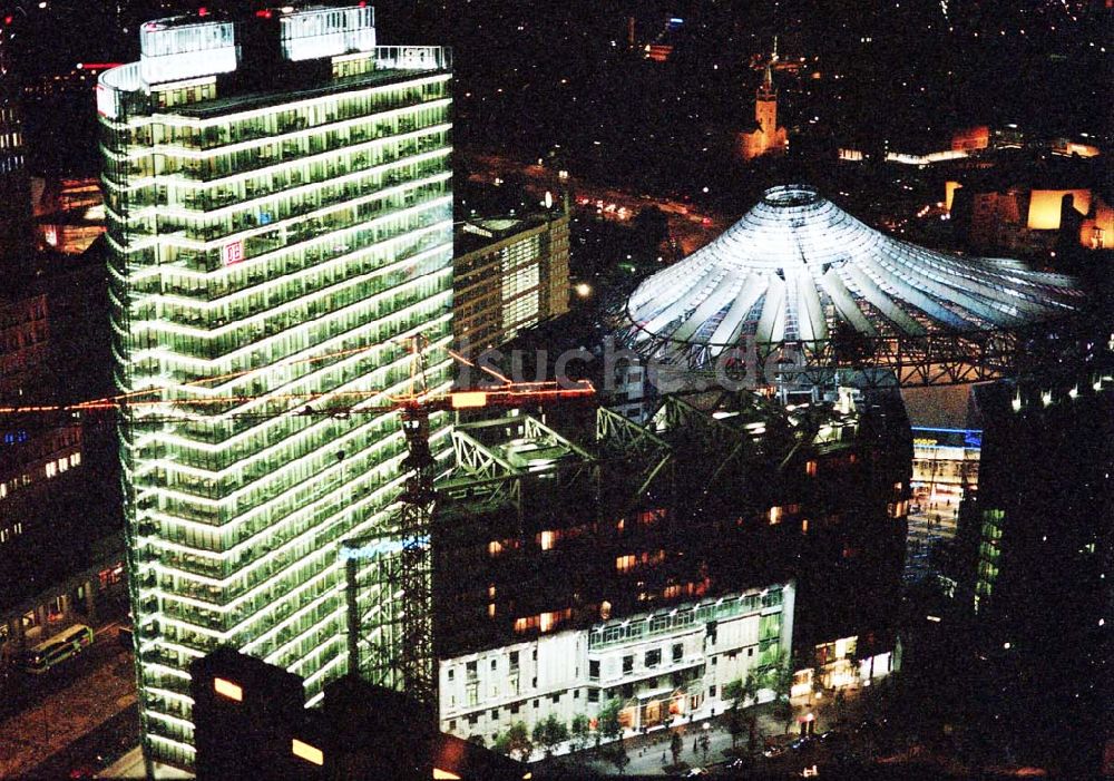 Berlin bei Nacht aus der Vogelperspektive: Sony-Center bei Nacht am Potsdamer Platz