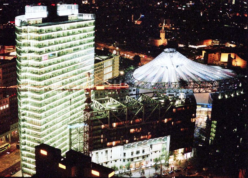 Nachtluftbild Berlin - Sony-Center bei Nacht am Potsdamer Platz