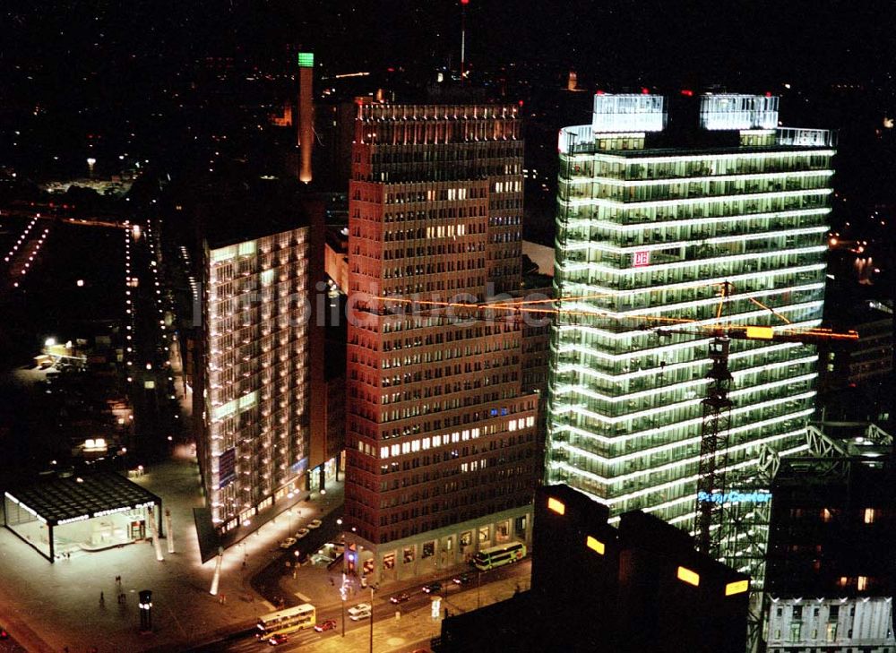 Berlin bei Nacht aus der Vogelperspektive: Sony-Center bei Nacht am Potsdamer Platz