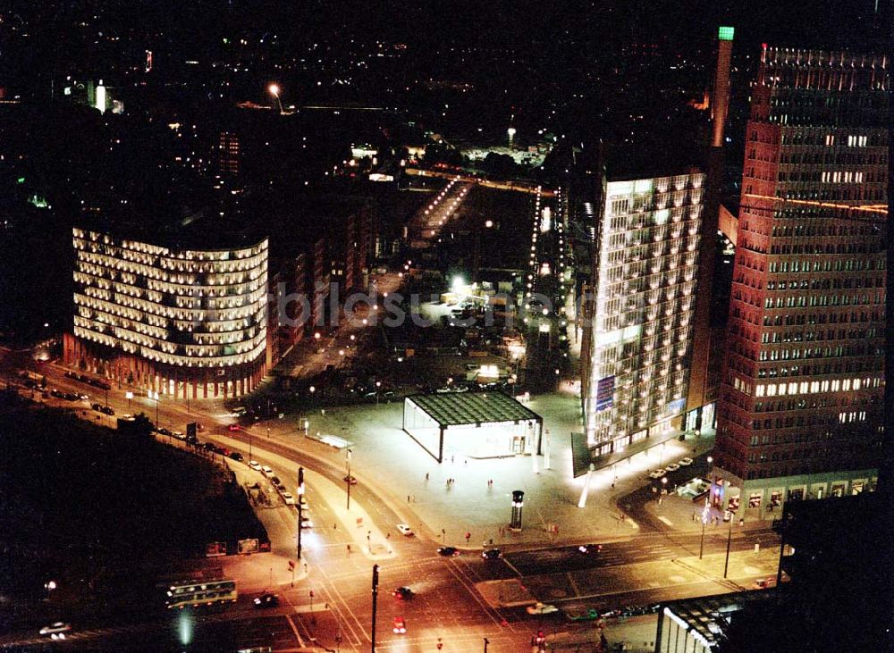 Nachtluftbild Berlin - Sony-Center bei Nacht am Potsdamer Platz