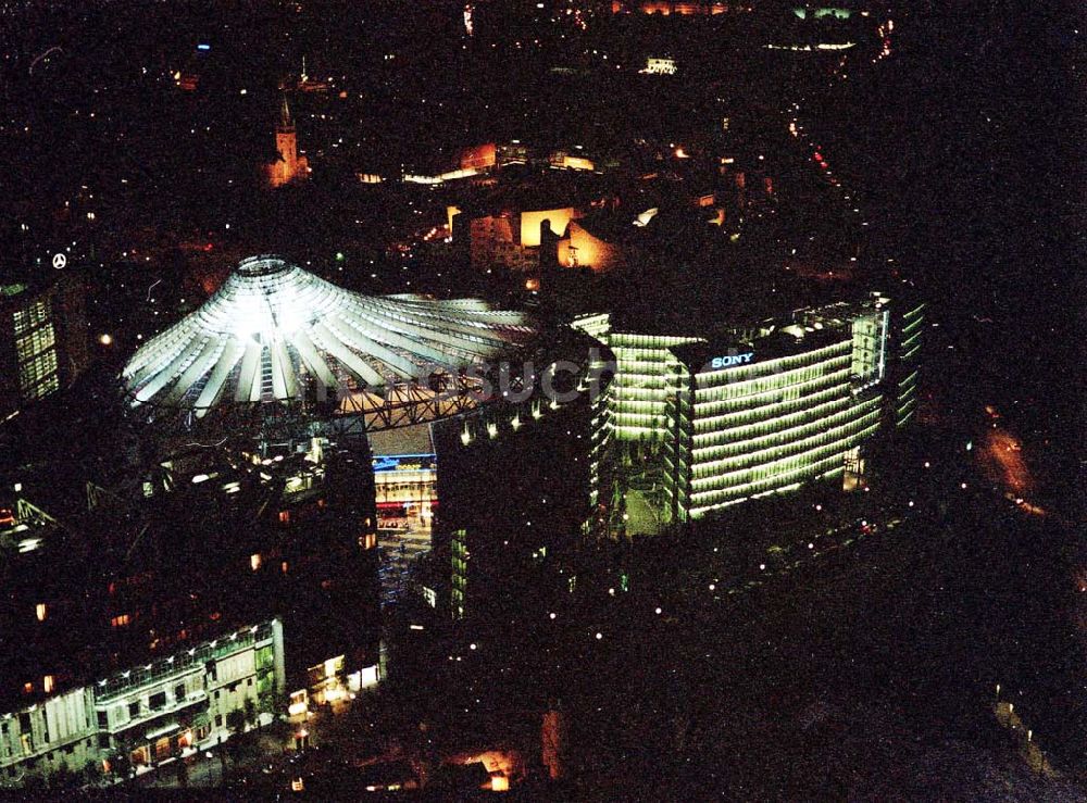 Nachtluftbild Berlin - Sony-Center bei Nacht am Potsdamer Platz