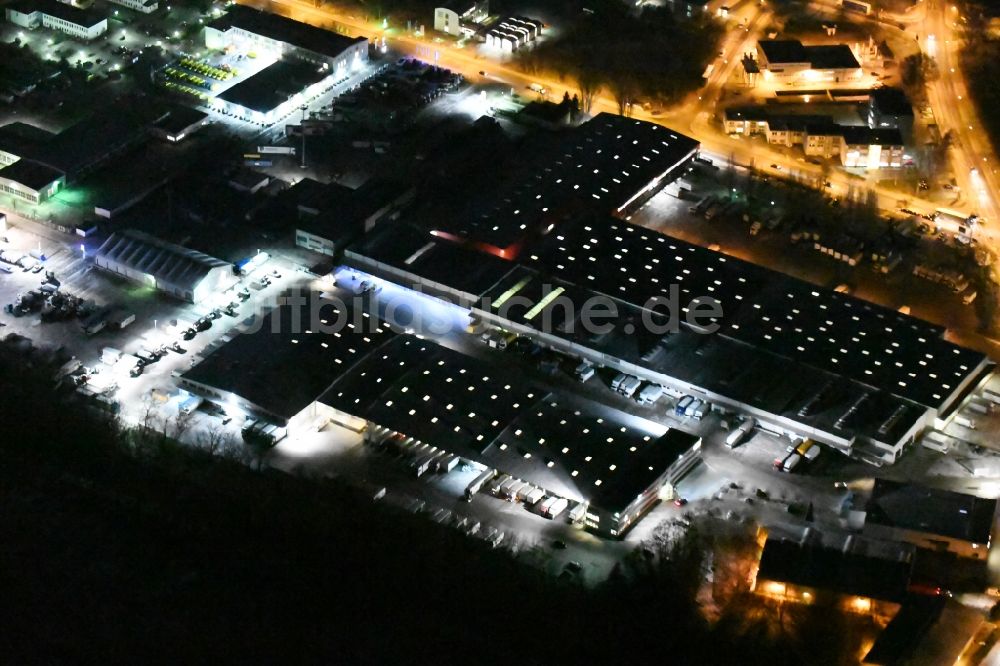 Potsdam bei Nacht aus der Vogelperspektive: Nachtluftbild Speditions- Gebäude der Logistik- und Transportfirma Krage Potsdam GmbH Am Buchhorst in Potsdam im Bundesland Brandenburg