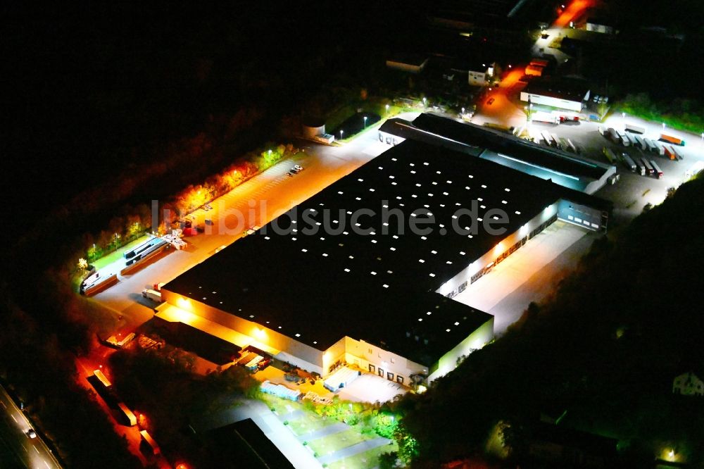 Friedrichsthal bei Nacht aus der Vogelperspektive: Nachtluftbild Speditionsgebäude der Lidl Vertriebs GmbH & Co. KG (Zentrallager) in Friedrichsthal im Bundesland Saarland, Deutschland