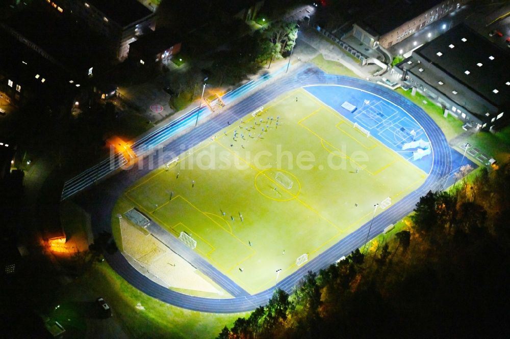 Nacht-Luftaufnahme Kleinmachnow - Nachtluftbild Sportanlage der Berlin Brandenburg International School und Wohnhäuser in Kleinmachnow im Bundesland Brandenburg