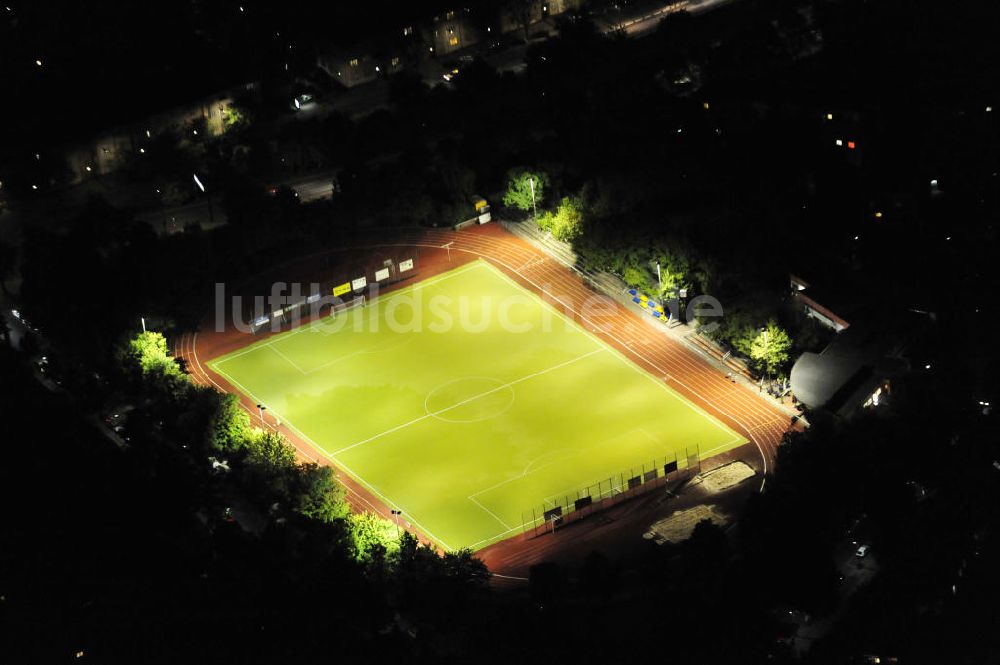 Berlin bei Nacht von oben - Sportplatz in Berlin-Steglitz bei Nacht / sports area by night