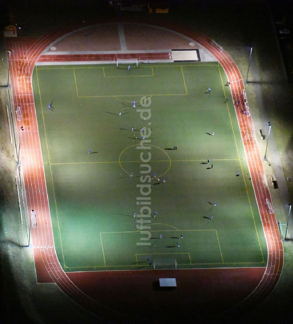 Fürstenwalde/Spree bei Nacht aus der Vogelperspektive: Nachtluftbild Sportplatz- Fussballplatz des BSG Pneumant Fürstenwalde e.V. in Fürstenwalde/Spree im Bundesland Brandenburg, Deutschland